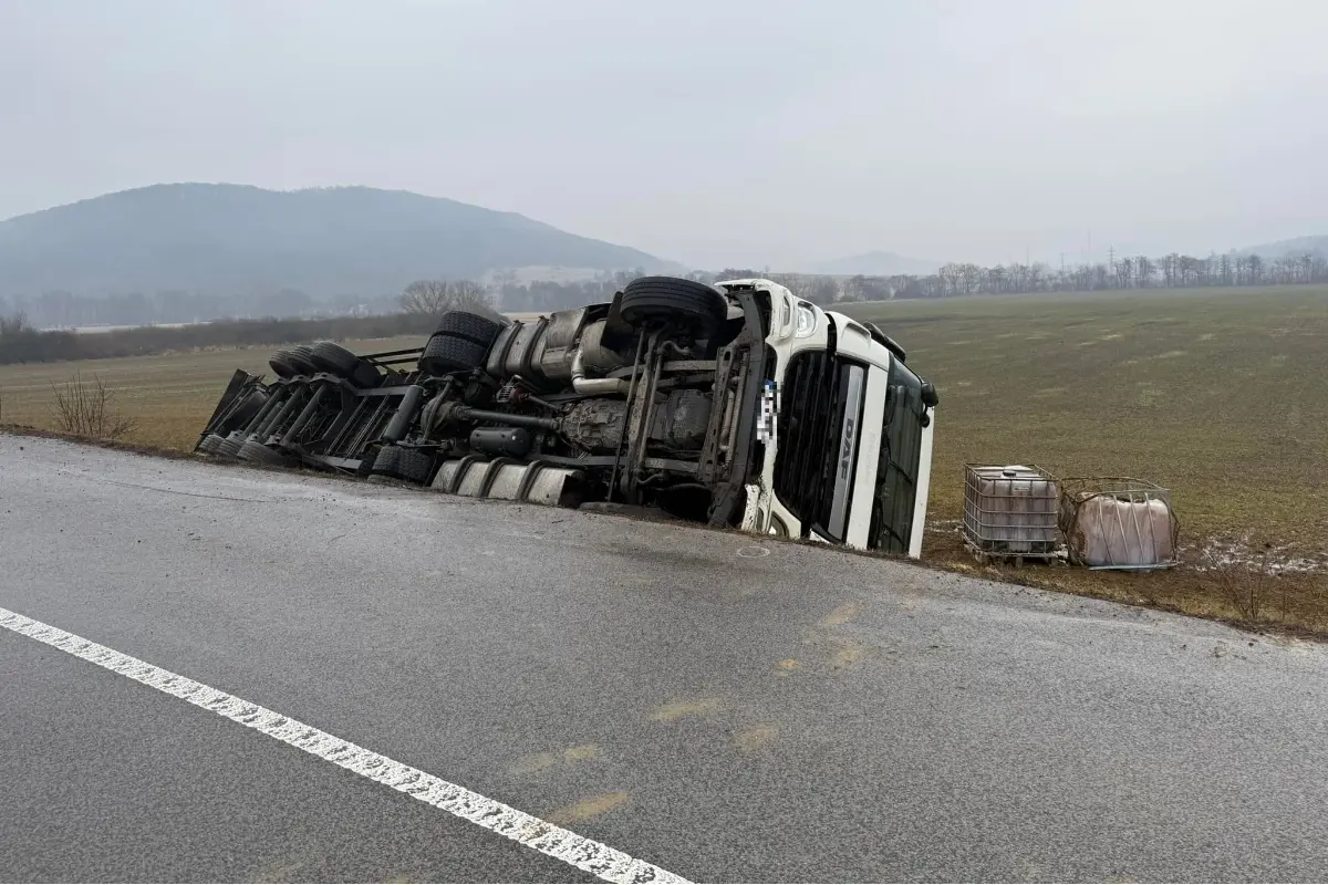 Foto: V Očovej došlo k dopravnej nehode, kamión skončil mimo vozovky