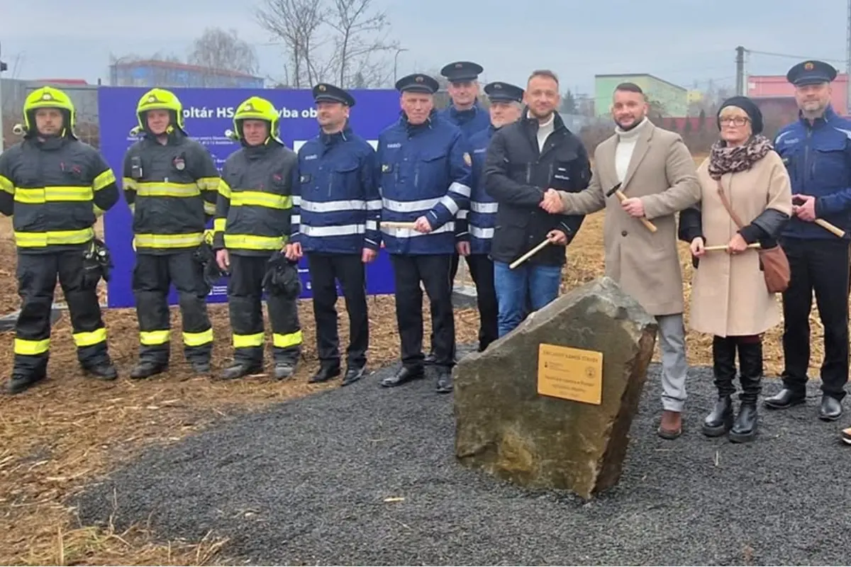 Foto: V Poltári sa začína výstavba dlhoočakávanej novej hasičskej stanice. Česť požiarnikom, tešia sa miestni obyvatelia