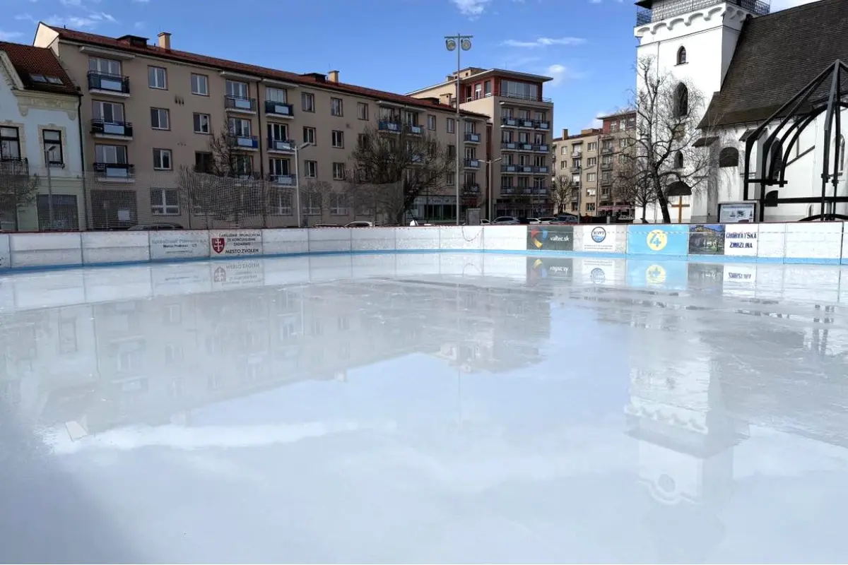 Foto: Zvolenčania, máte poslednú šancu korčuľovať sa na námestí, v utorok ľadovú plochu zatvoria