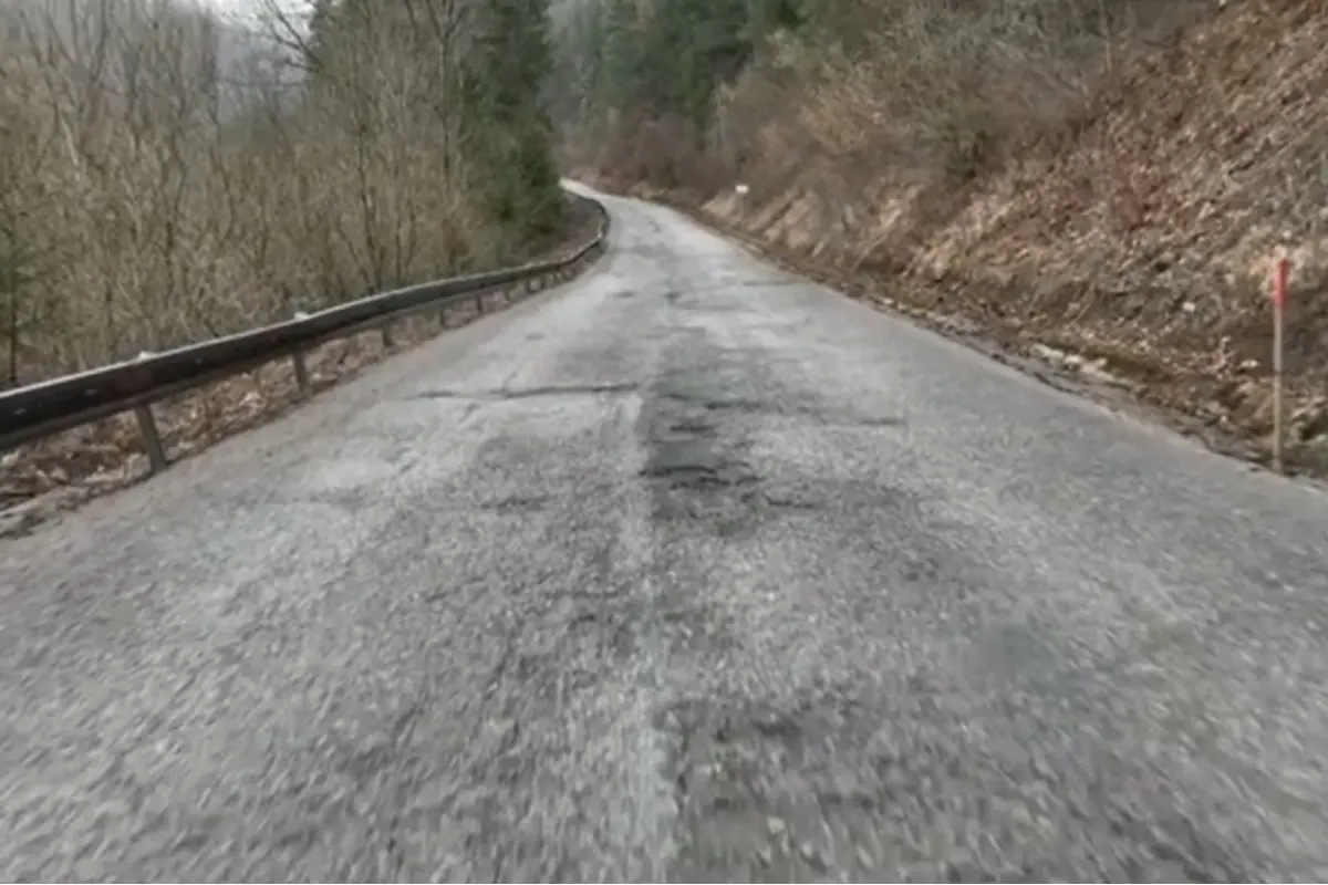 Foto: Rozbitá cesta na Šachtičky pri Bystrici roky trápi vodičov, konečne sa však dočká rekonštrukcie