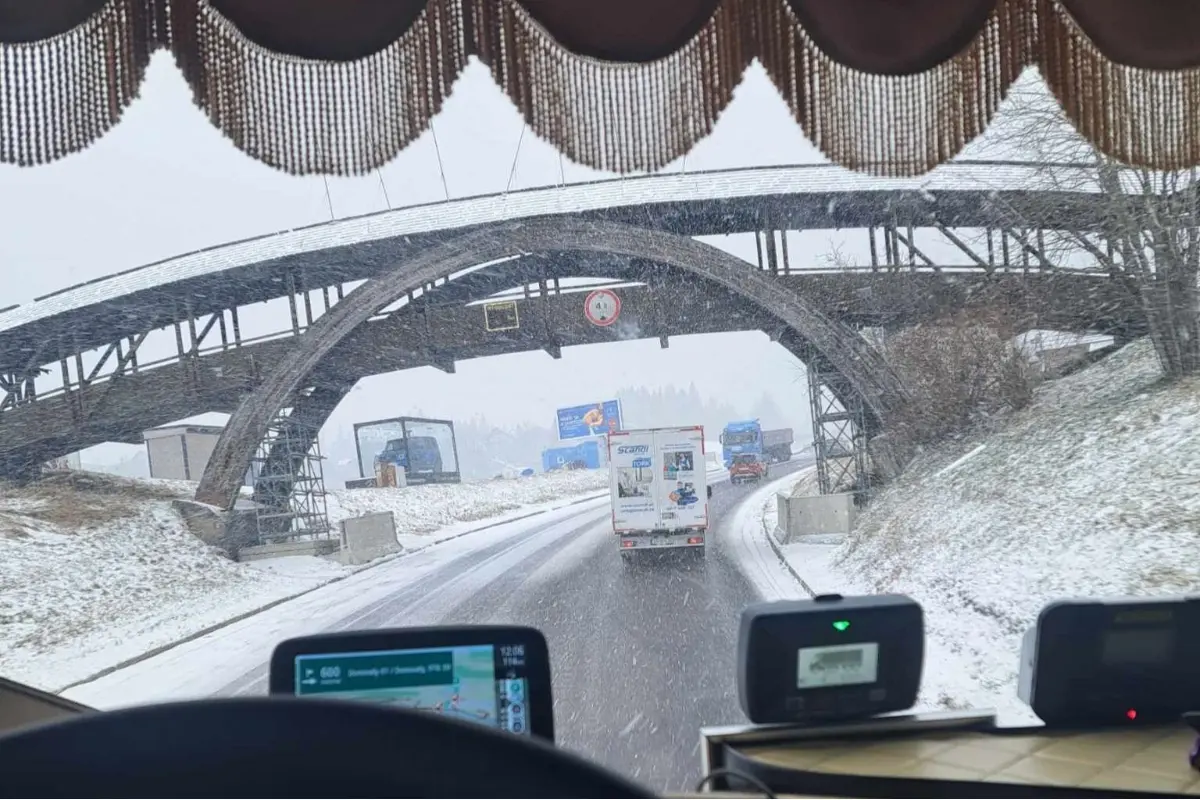 Foto: V okolí Banskej Bystrice začína snežiť. Vodiči hlásia zasnežené cesty na horskom prichode Donovaly