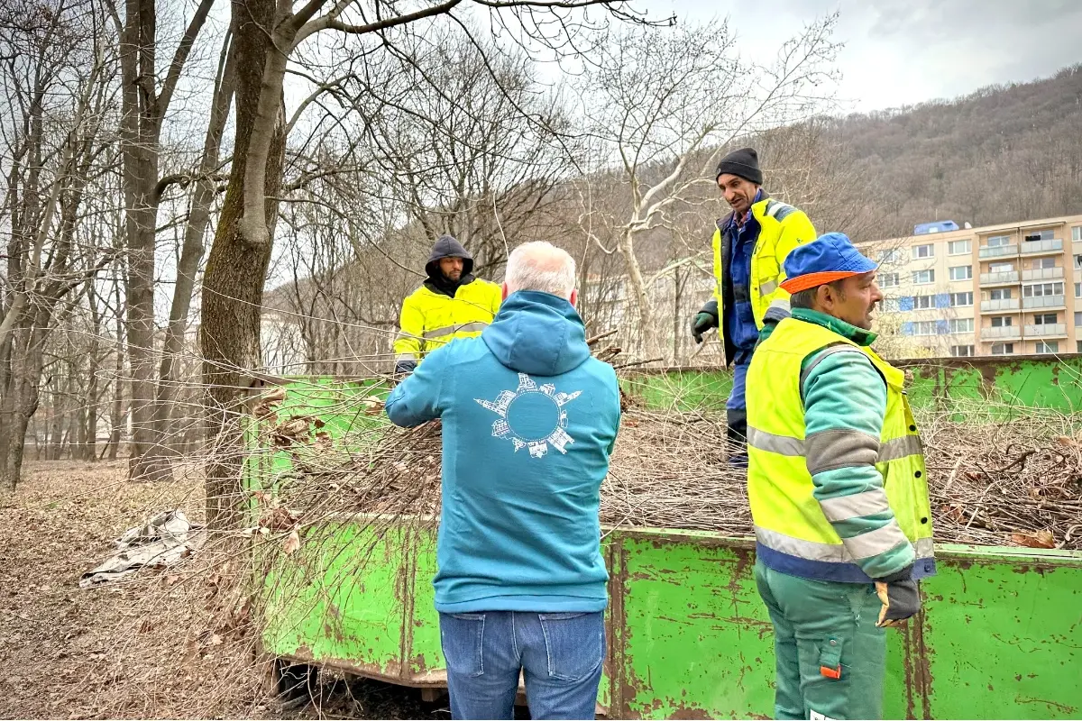 Foto: VIDEO: V Bystrici uvidíte mužov v žltých vestách. Do jarnej údržby sa zapojili aj väzni v resocializačnom programe