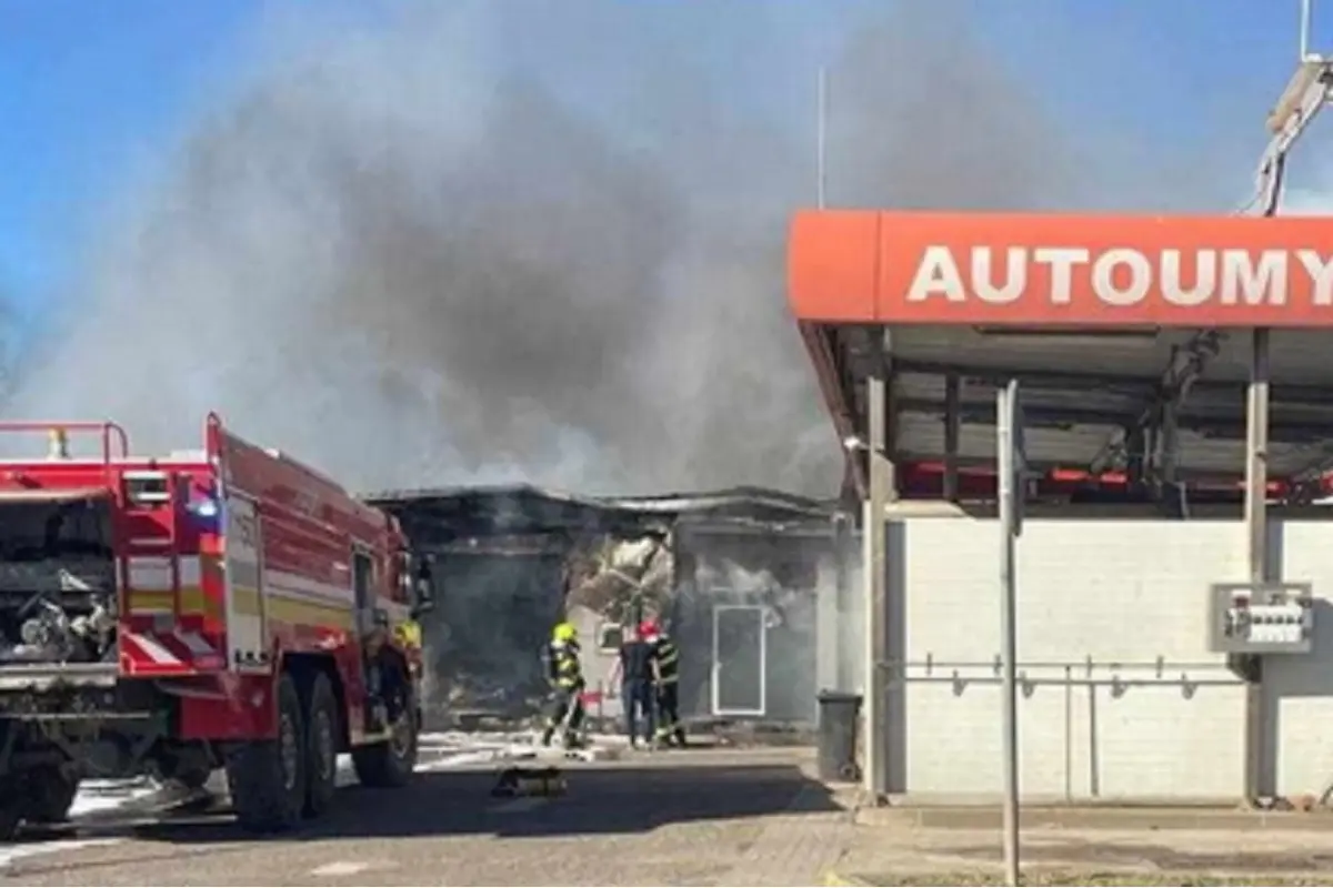 Foto: VIDEO: V Hnúšti sa ocitol autoservis v plameňohch. Od jedného vozidla sa plamene šírili po celej predajni