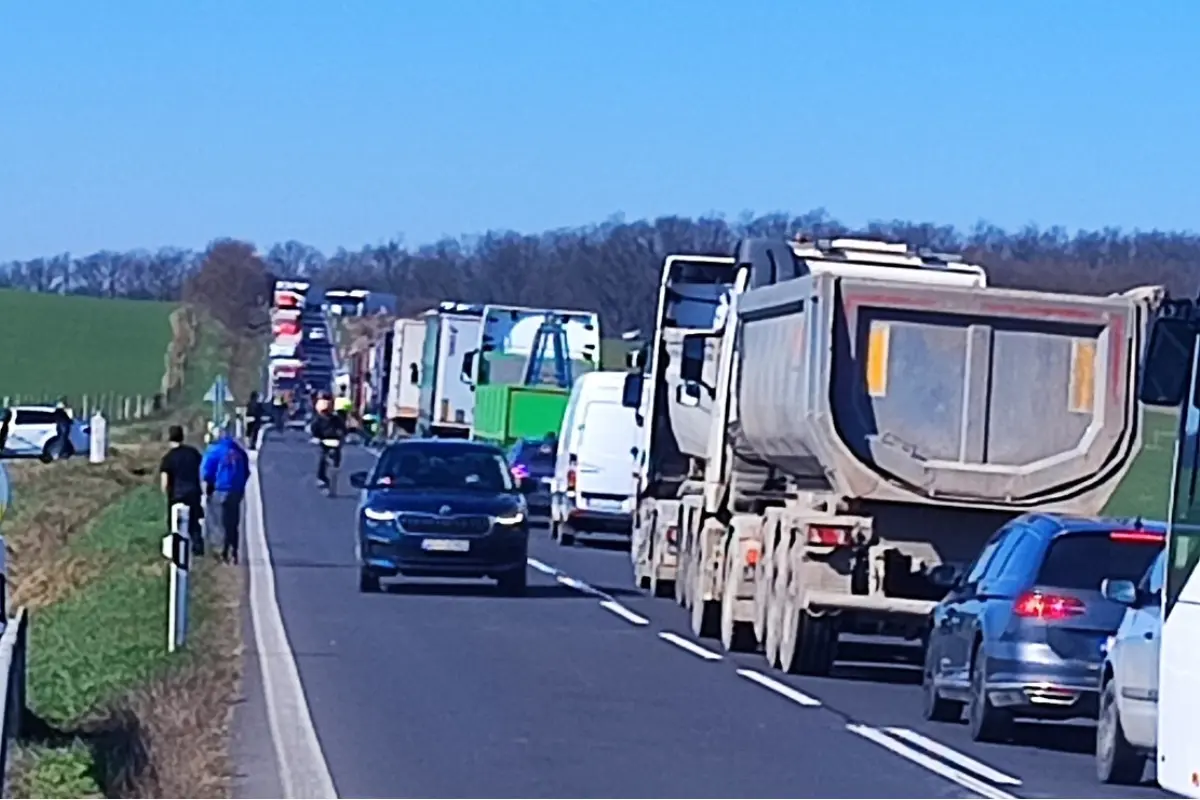 Medzi Bátkou a Rimavskou Sobotou havaroval kamión, úsek je neprejazdný