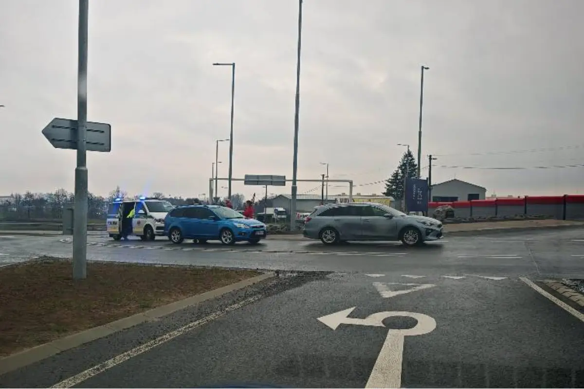 Na kruhovom objazde pred Rimavskou Sobotou sa zrazili dve autá, blokovaný je jeden pruh