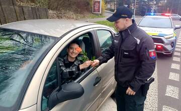 FOTO: Dnes je Medzinárodný deň žien. Banskobystrickí policajti namiesto pokút rozdávali kvety