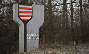 Banskobystričania sa stále nedočkali. Roky žiadajú od mesta nový chodník, vraj chýbajú peniaze