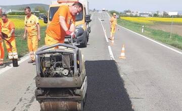 Vodičov na cestách v Banskobystrickom kraji dnes môžu zdržať cestári. Kde treba rátať s obmedzeniami?