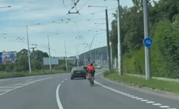 FOTO: Bystričanov nahnevali dvaja cyklisti. Pýtajú sa, prečo nepoužili cyklopruh, ale jazdili za autami