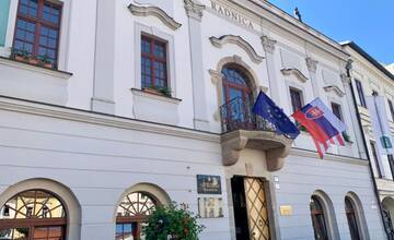 Banskobystrickú radnicu čaká rekonštrukcia balkóna. Okoloidúci si musia dať pozor