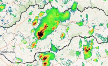 Búrky sa rútia na Banskobystrický kraj. Na celom území hlásia výstrahy