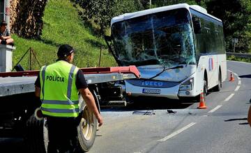 FOTO: V Brezne sa zrazil autobus s traktorom. Zranil sa vodič aj traja pasažieri, previezli ich do nemocnice