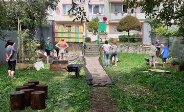 FOTO: Radvančania spojili sily. Tradičné sobotné brigády premieňajú Komunitnú záhradu Poľná na nepoznanie