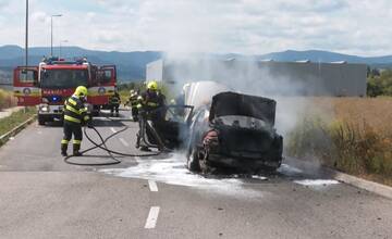 V Banskej Bystrici počas testovacej jazdy začalo horieť auto. Viezli sa v ňom zamestnanci servisu