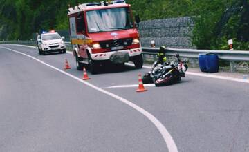 Motorkár narazil pri Tisovci do zvodidiel. Jeho 23-ročná spolujazdkyňa sa ťažko zranila