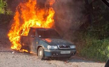 FOTO: Pri Banskej Štiavnici horelo staršie auto. Felicia ohník či elektro, vtipkujú ľudia na internete