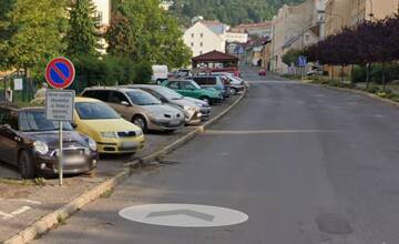 Pozor na zmenenú dopravnú značku v Banskej Štiavnici. Niektorí vodiči o nej nevedia, ďalší ju ignorujú