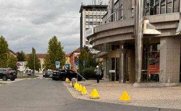 FOTO:  Žiar nad Hronom inštaloval betónové zábrany, aby zabránil nelegálnemu parkovaniu