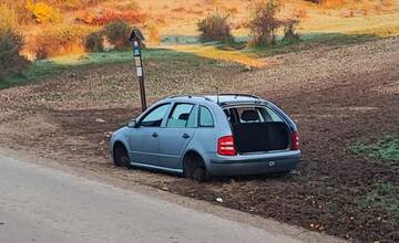 Nad Sásovou sa objavilo odparkované auto, postupne prichádza o súčiastky. Miestni sú zvedaví na jeho osud