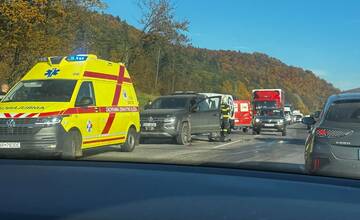 Dopravná nehoda pri Šalkovej spôsobila kolóny. Očakávajte zdržanie na trase viac ako desať minút