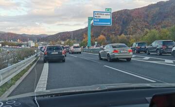 Z Banskej Bystrice do Brezna sa tiahnu rozsiahle zápchy. Zdržíte sa takmer 20 minút