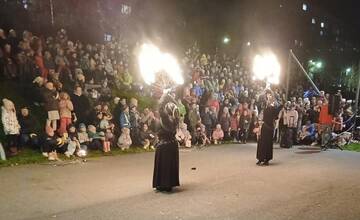 FOTO: Na lampiónovom sprievode sa zúčastnilo viac než tisíc Bystričanov. Očarila ich ohňová show