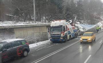 V Kremnických Baniach skončil kamión prevrátený na streche, pred Valaskou sa autobus ocitol v priekope