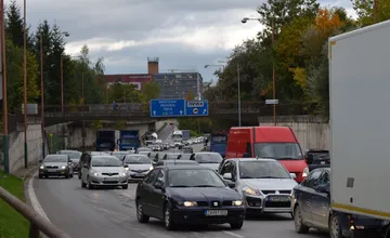 Dopravná nehoda pri Detve spôsobila obmedzenia, vo Zvolene sa tvoria kolóny 