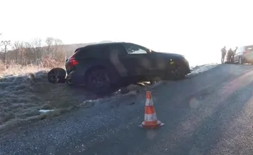 V okrese Zvolen došlo ku kurióznej nehode: Protiidúce auto narazilo do vozidla, v ktorom sedel ženích a nevesta