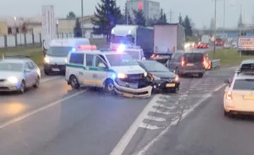 Policajti havarovali vo Zvolene s osobný vozidlom: Nehoda komplikuje dopravu v jednom pruhu 