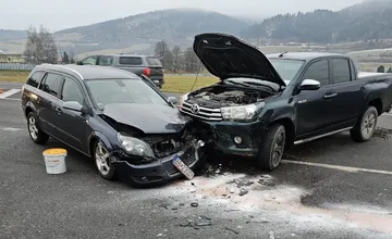 FOTO: Neďaleko Brezna došlo k dopravnej nehode. Zranili sa dve osoby