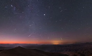 Zimná obloha ožije farebným tancom hviezd. Najväčší meteorologický roj vyvrcholí v piatok 13-teho