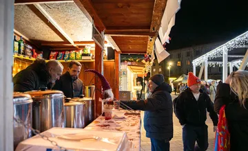 FOTO: Žiar nad Hronom vyzbieral stovky eur na primátorskom punči, suma pomôže mladému Žiarčanovi