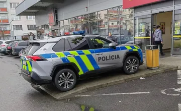 FOTO: Môže takto parkovať polícia v Krupine? Miroslava odpoveď policajta nahnevala