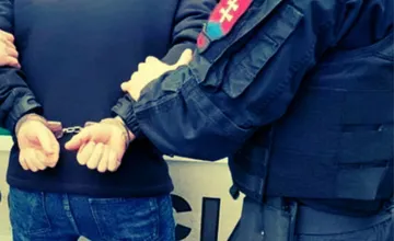 Utekal pred väzením a skončil v putách. Policajti zadržali hľadaného muža v obci Číž