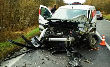 FOTO: Nebezpečné predchádzanie mladého vodiča v Krupine viedlo k čelnej zrážke. Jedna osoba skončila v nemocnici