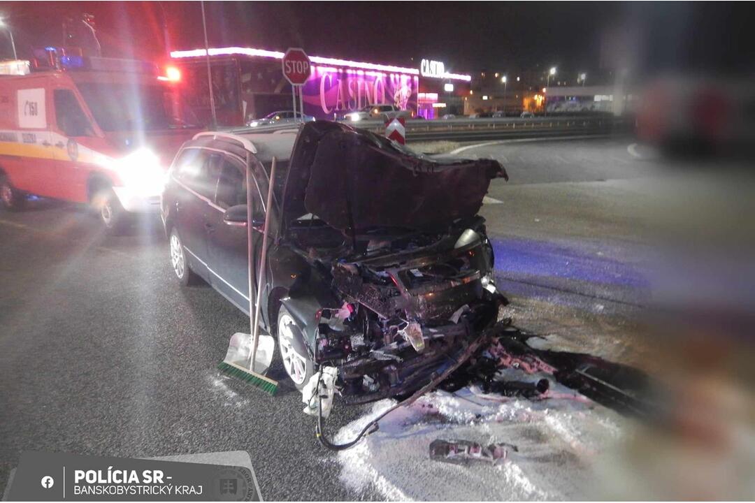 FOTO: Pri Zvolene vodič dodávky nezastavil na stopke. Zrazil sa s osobným autom, foto 1