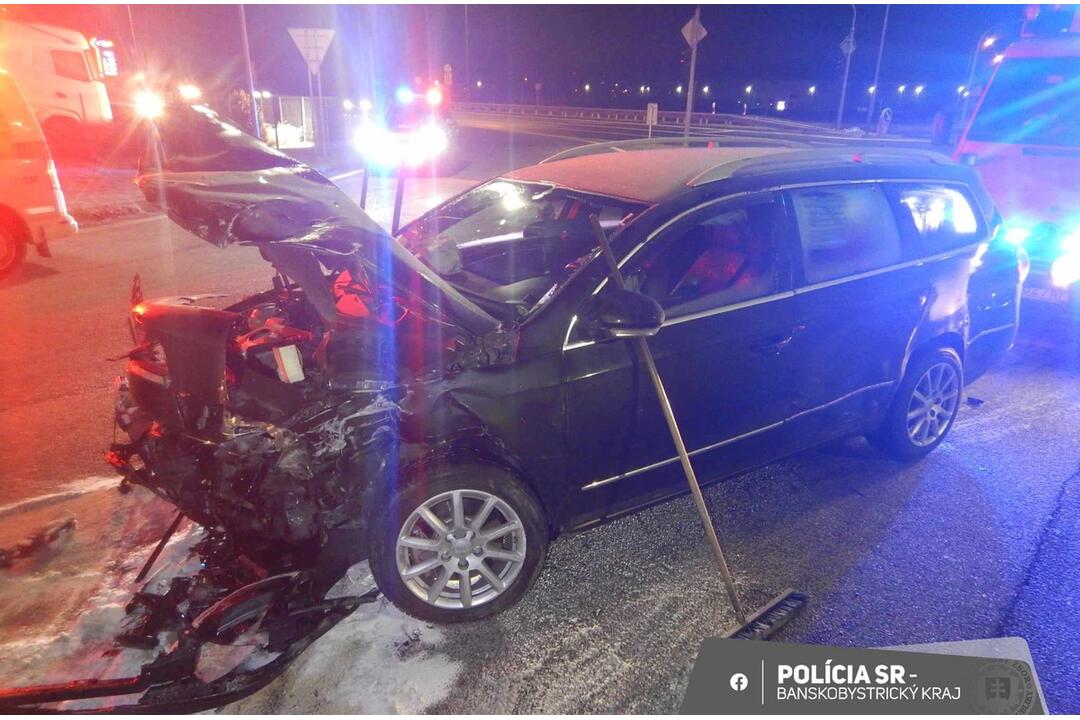 FOTO: Pri Zvolene vodič dodávky nezastavil na stopke. Zrazil sa s osobným autom, foto 3