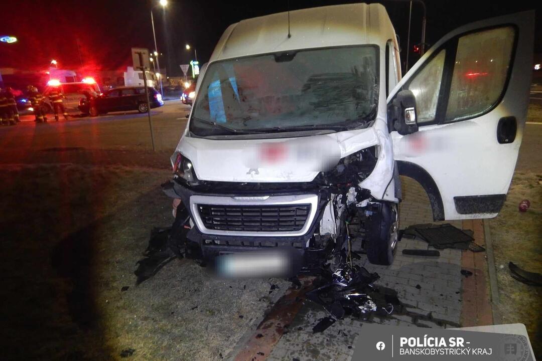 FOTO: Pri Zvolene vodič dodávky nezastavil na stopke. Zrazil sa s osobným autom, foto 4