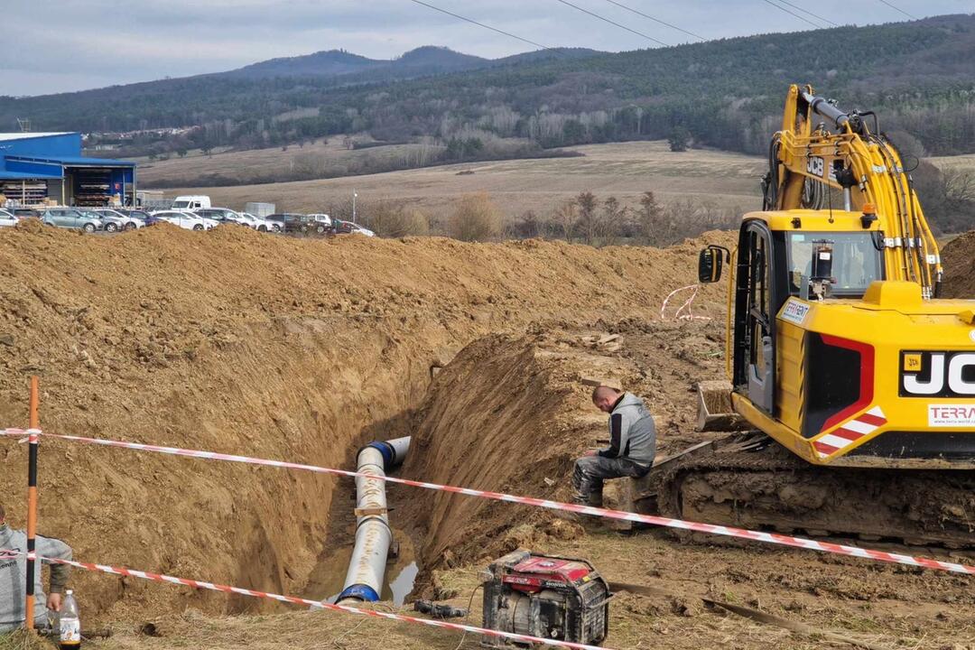 FOTO: V Žiari nad Hronom pracujú na predĺžení vodovodného potrubia, foto 5