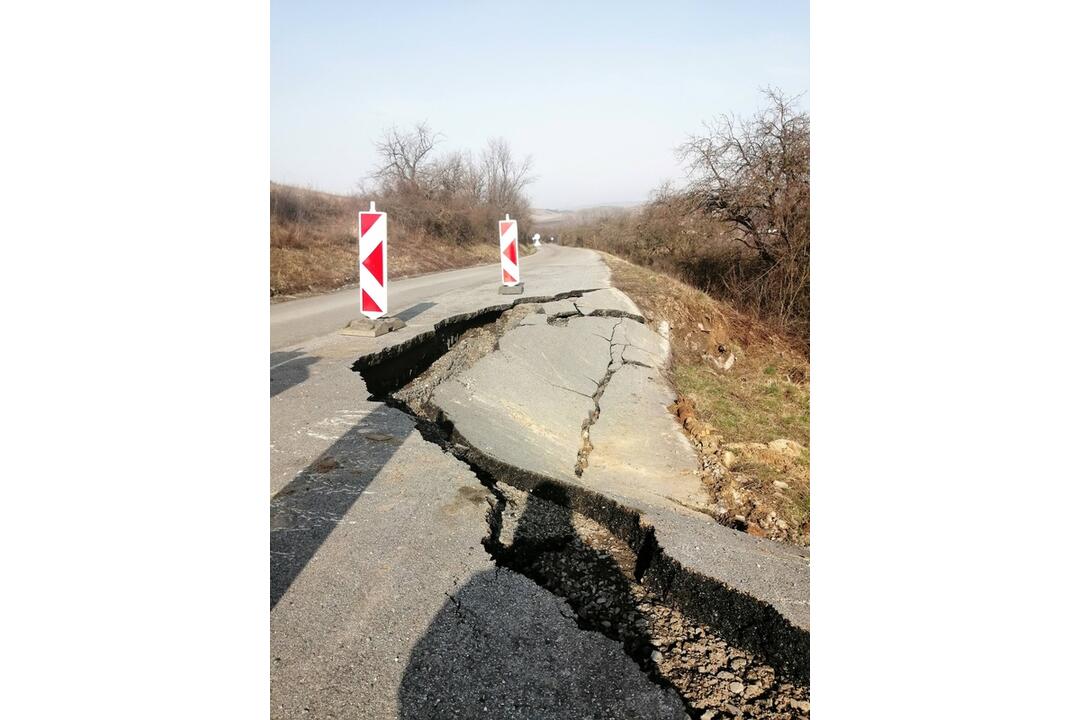 FOTO: Zosuv pôdy pred obcou Belín, foto 1