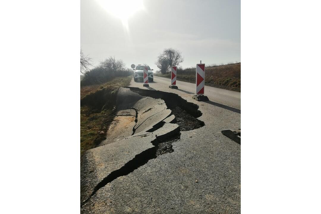 FOTO: Zosuv pôdy pred obcou Belín, foto 3