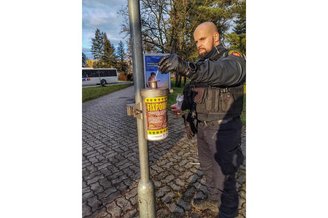 FOTO: Zvolenskí mestskí policajti zbierajú injekčné striekačky, foto 4