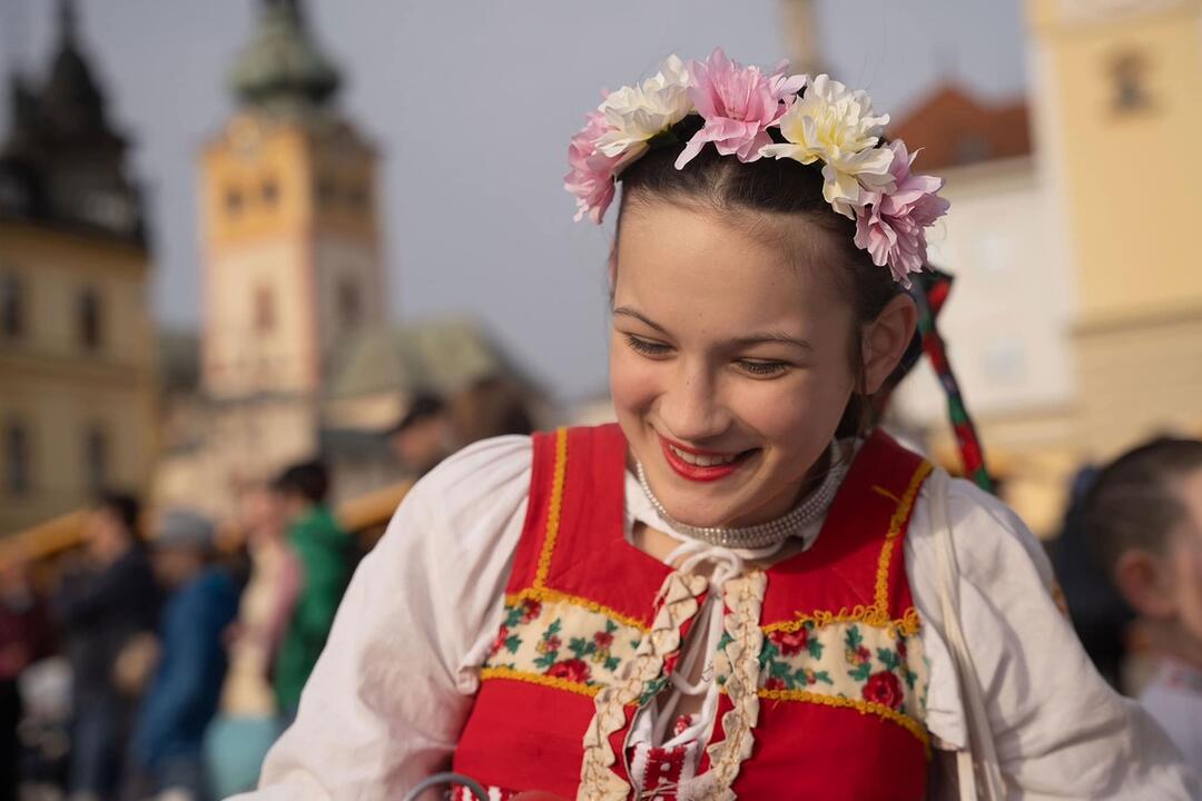 FOTO: Malí tanečníci z folklórneho súboru Radosť vystúpili na banskobystrickom námestí, foto 2