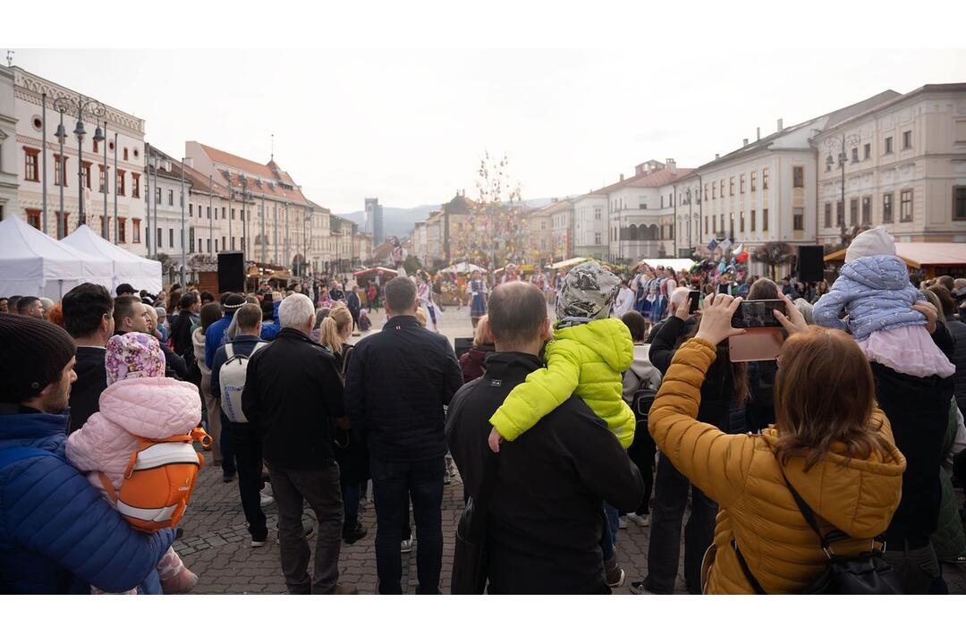 FOTO: Malí tanečníci z folklórneho súboru Radosť vystúpili na banskobystrickom námestí, foto 3