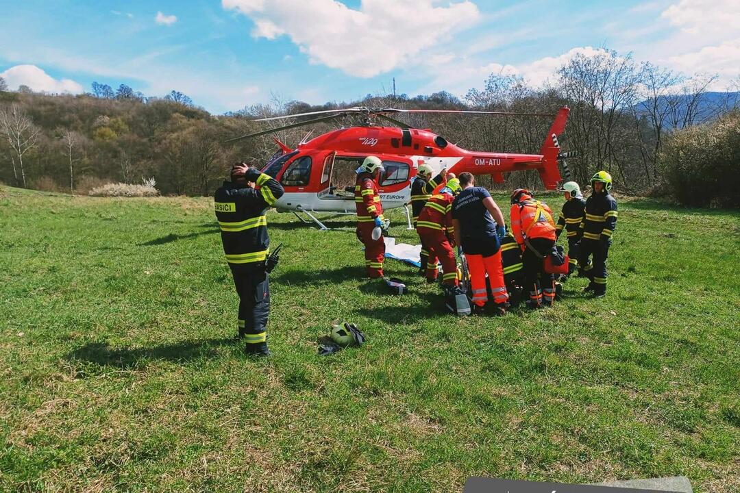 FOTO: Pitelová plakala, stovky ľudí sa lúčili s Jozefom a Janou, foto 5