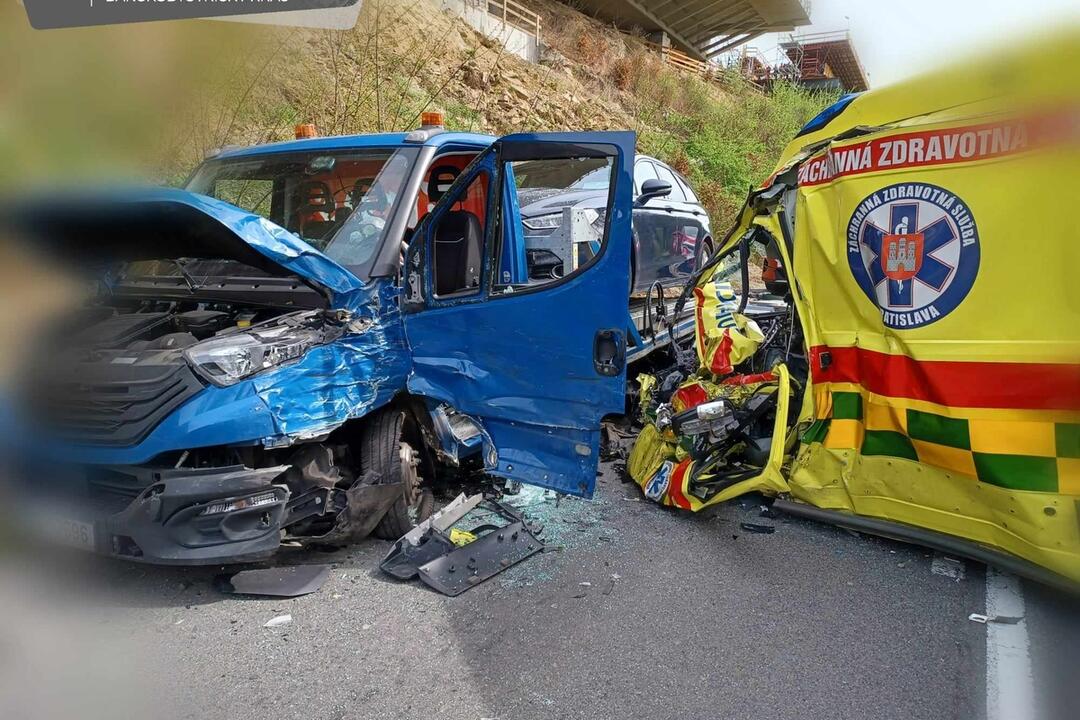 FOTO: Tragédia pri Mýtnej. Zrážku záchranky a vozidla odťahovej služby neprežil 63-ročný muž , foto 2