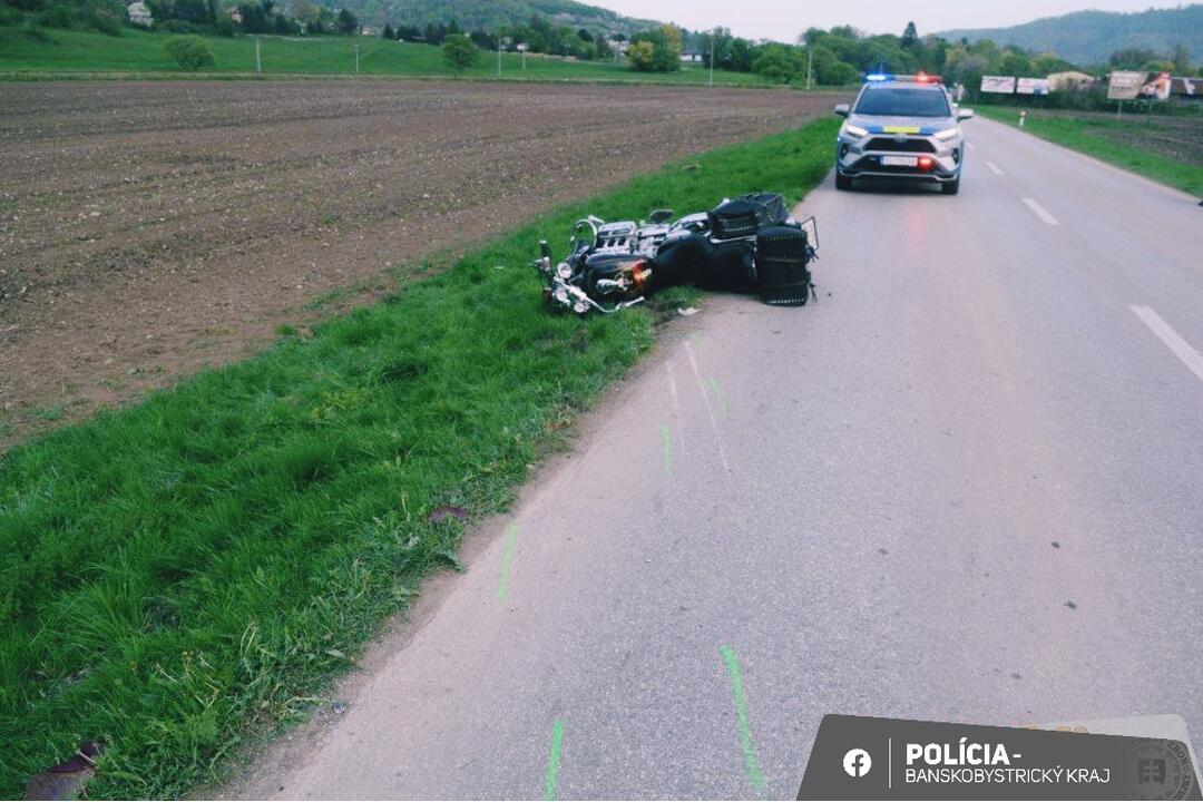 FOTO: Medzi Revúcou a Muránskou Dlhou Lúkou sa zrazilo auto s motocyklom, foto 3