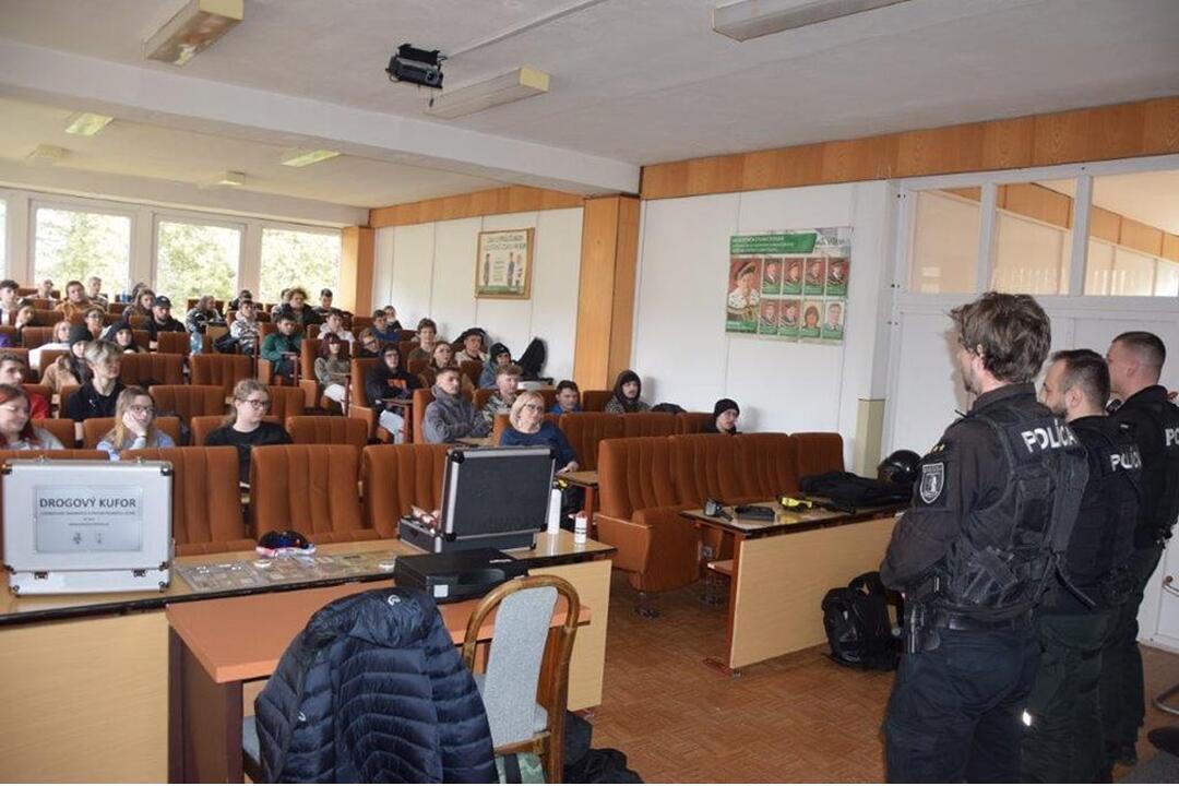 FOTO: Polícia v Žiari nad Hronom hľadá posily medzi stredoškolákmi, foto 2