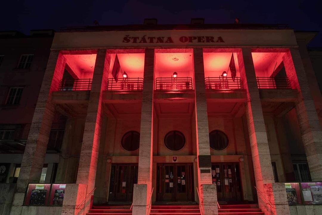 FOTO: Viaceré významné budovy v Banskej Bystrici dnes zmenia svoju farbu, foto 1